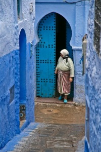 at_the_frontdoor_of_a_house_chefchaouen_300_01