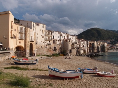 cefalu_waterfront_small_pa141274